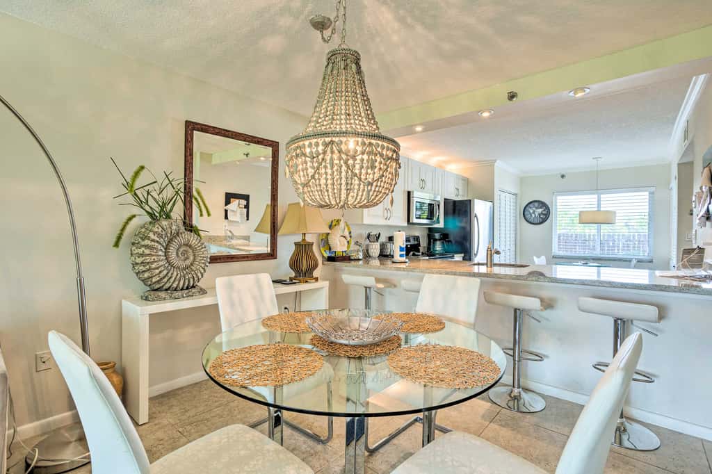 Jupiter Condo w/ Pool Access, Walk to Beach!