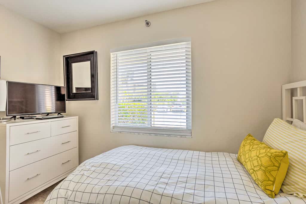 Jupiter Condo w/ Pool Access, Walk to Beach!