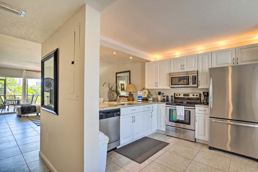 Jupiter Condo w/ Pool Access, Walk to Beach!