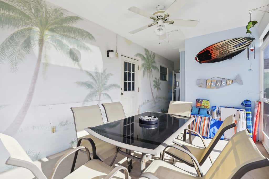 Boat Lovers Paradise: Walk to Private Beach!