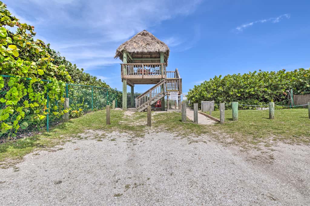 Boat Lovers Paradise: Walk to Private Beach!