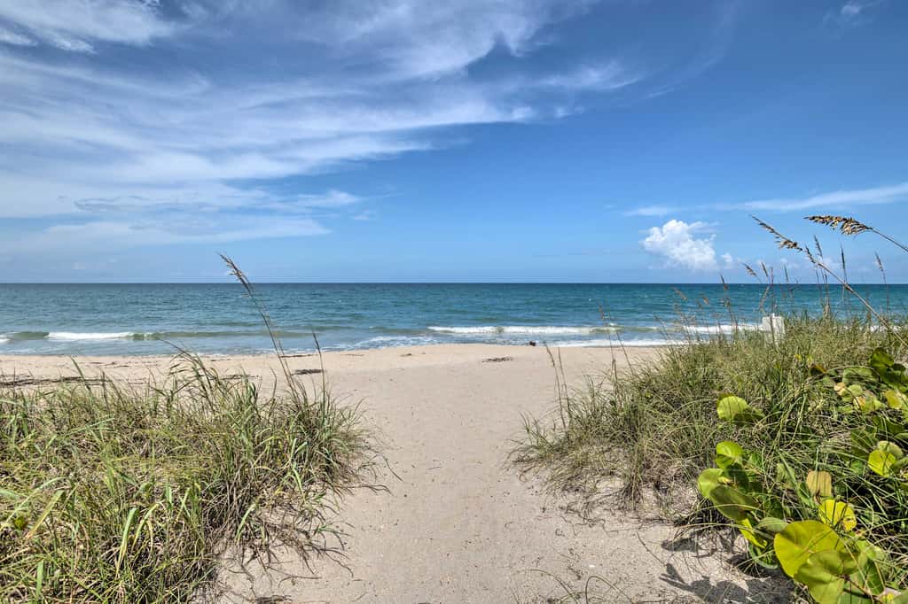 Boat Lovers Paradise: Walk to Private Beach!