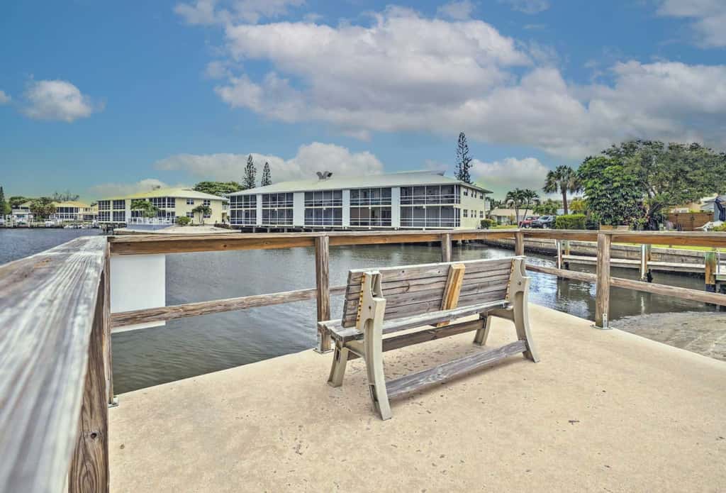 Boat Lovers Paradise: Walk to Private Beach!