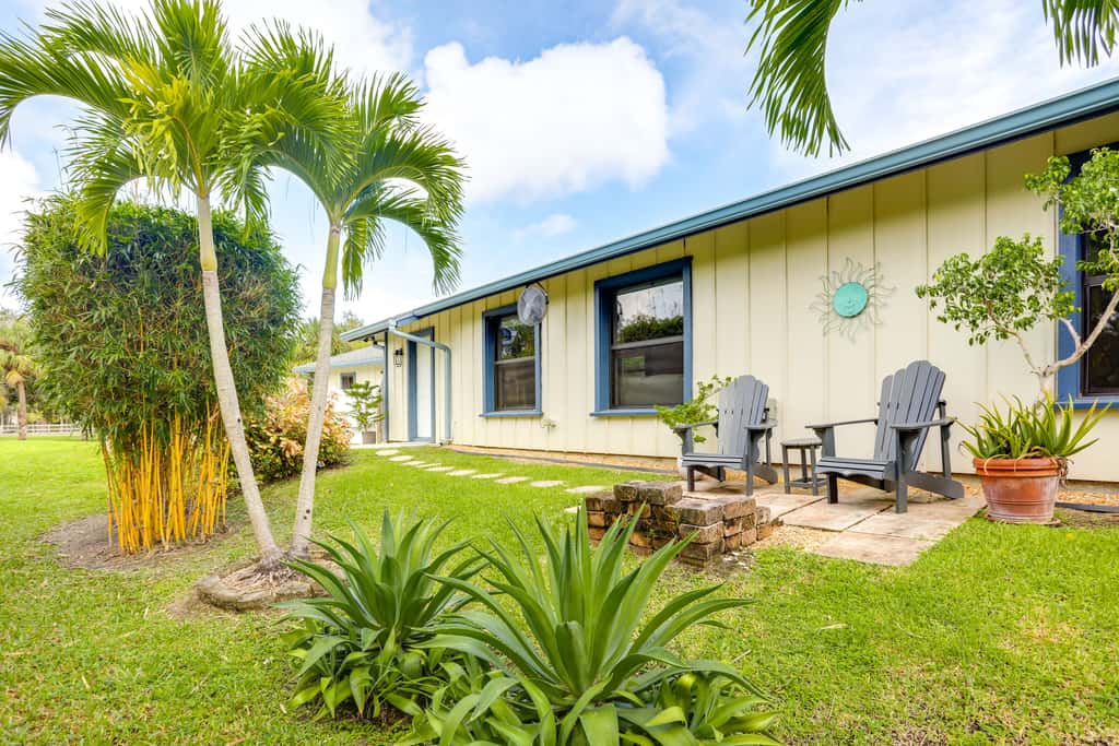 Jupiter Cottage w/ Patio, Gas Grill & Fire Pit!