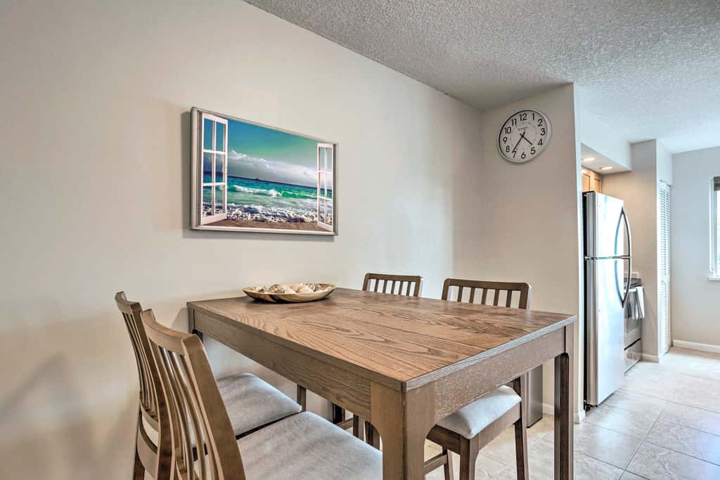 Jupiter Bay Condo w/ Pool < Half Mile to Beach!
