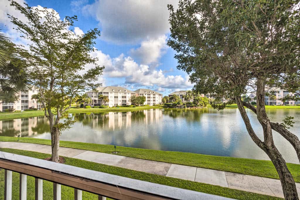 Jupiter Bay Condo w/ Pool < Half Mile to Beach!