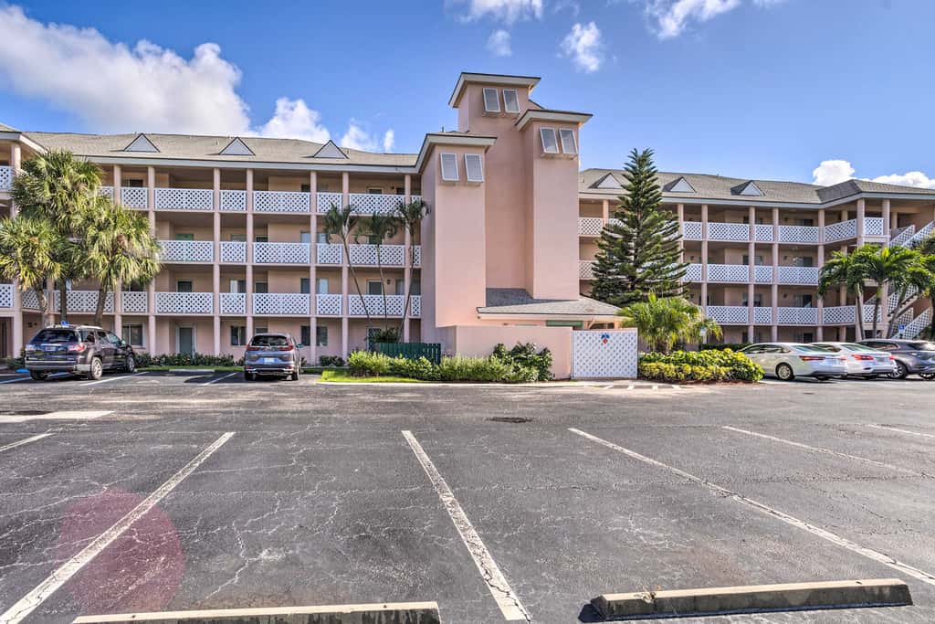 Jupiter Bay Condo w/ Pool < Half Mile to Beach!