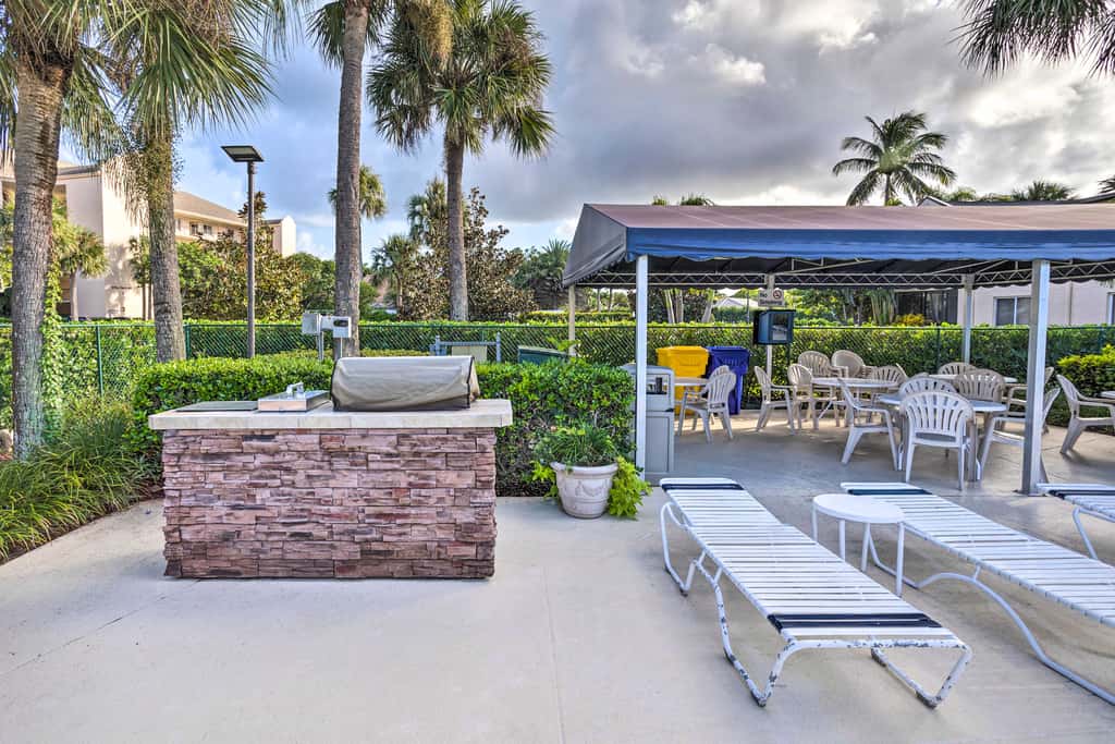 Jupiter Bay Condo w/ Pool < Half Mile to Beach!
