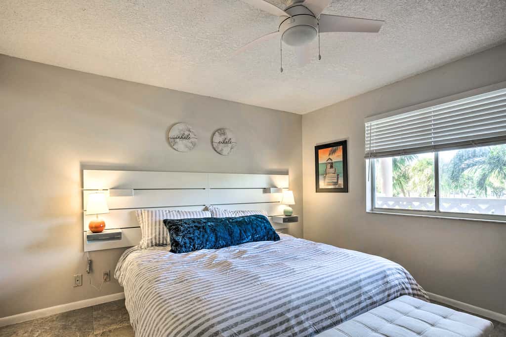Jupiter Bay Condo w/ Pool < Half Mile to Beach!