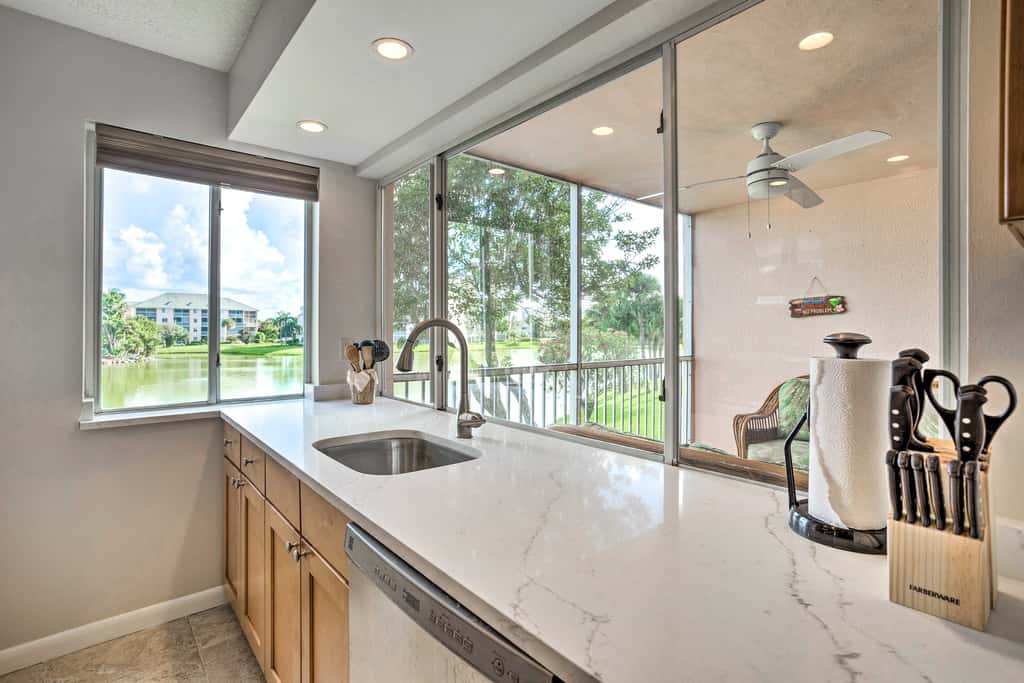 Jupiter Bay Condo w/ Pool < Half Mile to Beach!