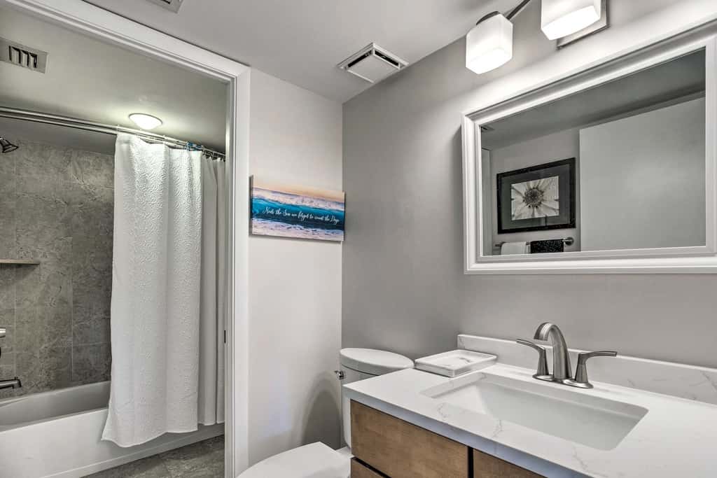 Jupiter Bay Condo w/ Pool < Half Mile to Beach!