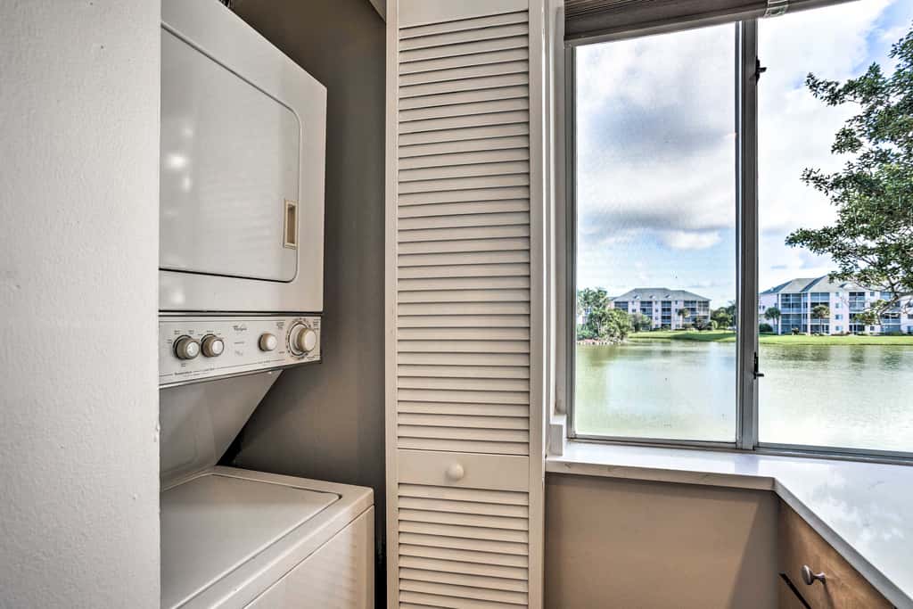 Jupiter Bay Condo w/ Pool < Half Mile to Beach!
