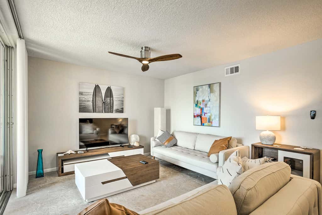 Jupiter Bay Condo w/ Pool < Half Mile to Beach!