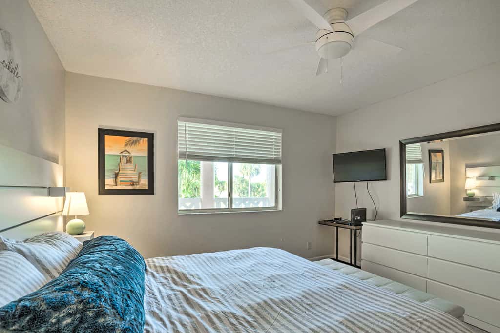 Jupiter Bay Condo w/ Pool < Half Mile to Beach!
