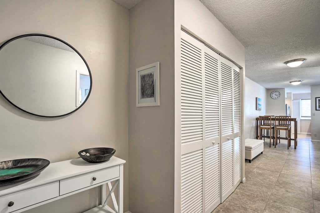Jupiter Bay Condo w/ Pool < Half Mile to Beach!