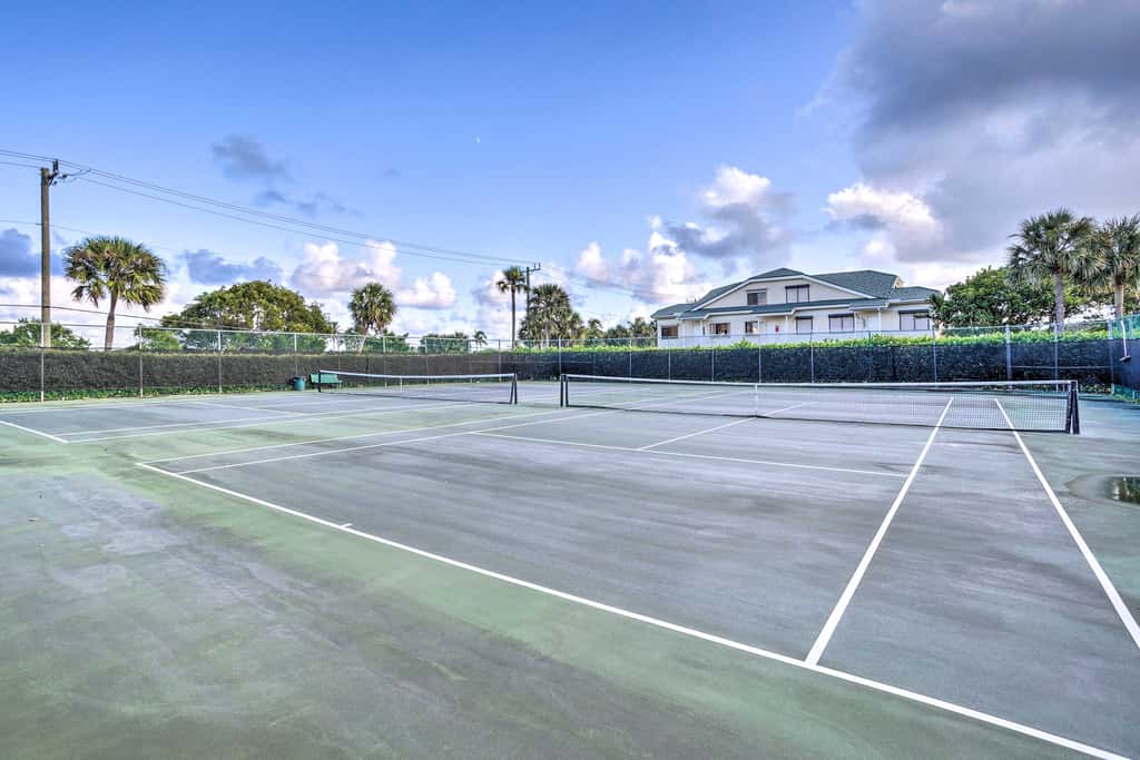 Jupiter Bay Condo w/ Pool < Half Mile to Beach!