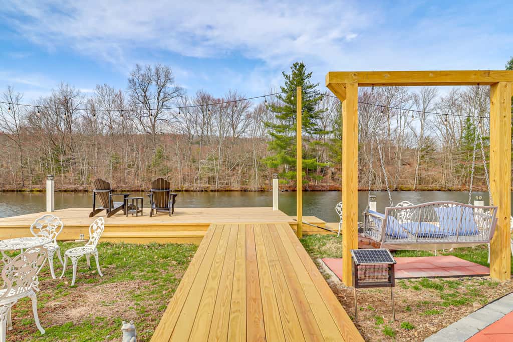 Private Lake, Hot Tub & Sauna: Poconos Retreat