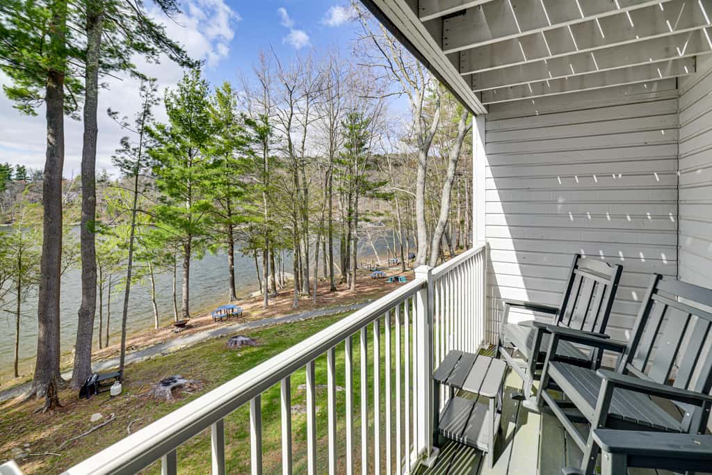 Lake & Boat Slip Access! Family Condo in Greentown