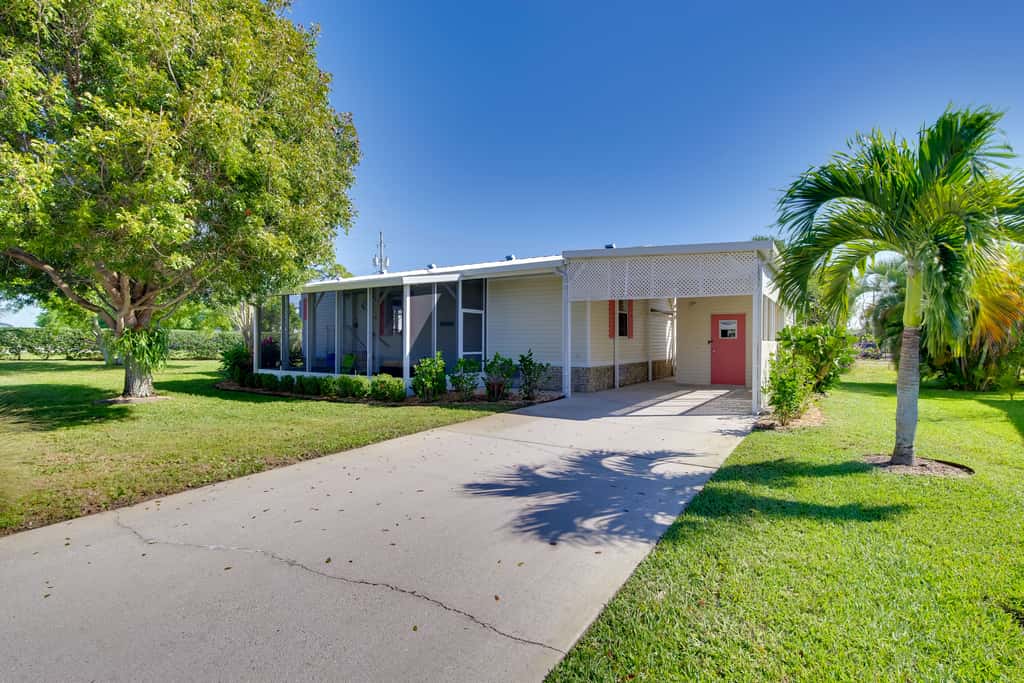 Sebastien Cottage w/ Screened Porch, 5 Mi to Beach