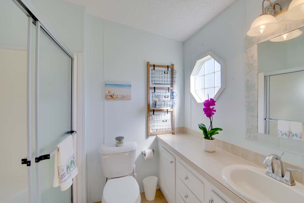 Sebastien Cottage w/ Screened Porch, 5 Mi to Beach
