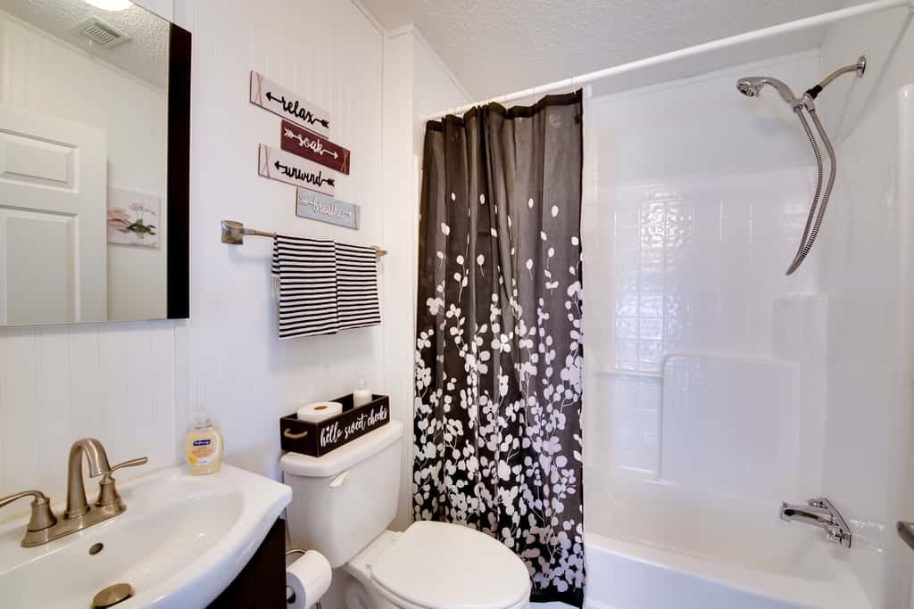 Sebastien Cottage w/ Screened Porch, 5 Mi to Beach
