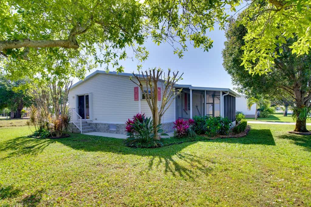 Sebastien Cottage w/ Screened Porch, 5 Mi to Beach