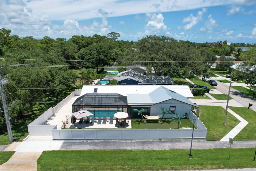 Luxe Jupiter Home w/ Pool House, Near Golf & Beach