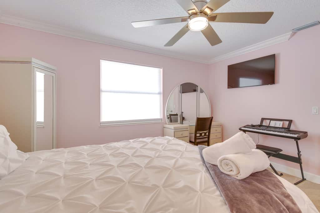 Luxe Jupiter Home w/ Pool House, Near Golf & Beach