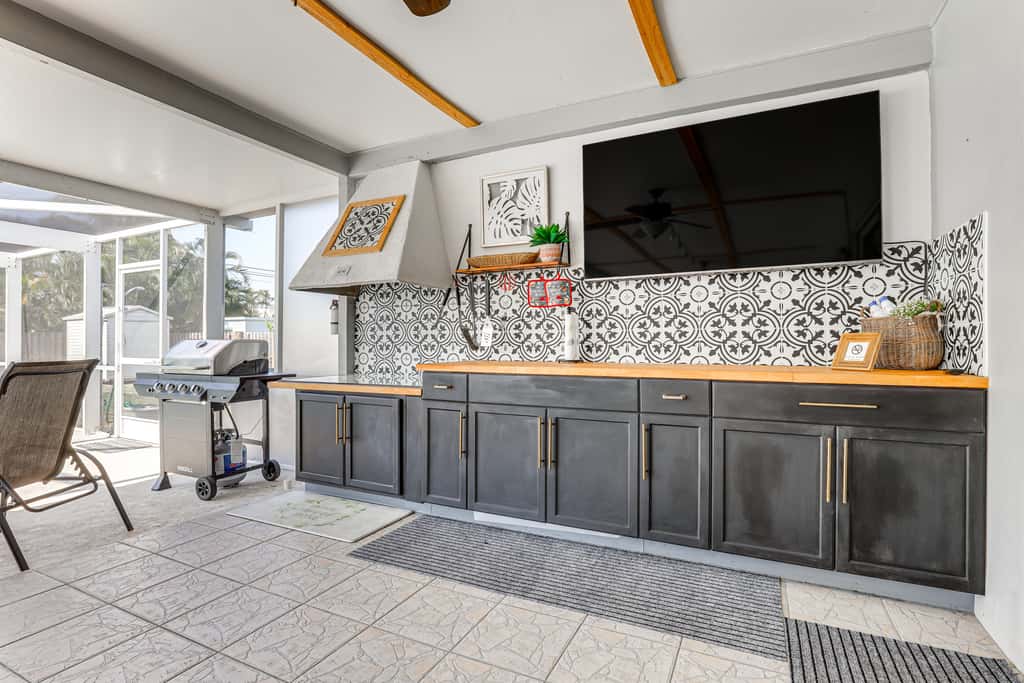 'Tropical Landing' Stuart Home w/ Pool + Grill!