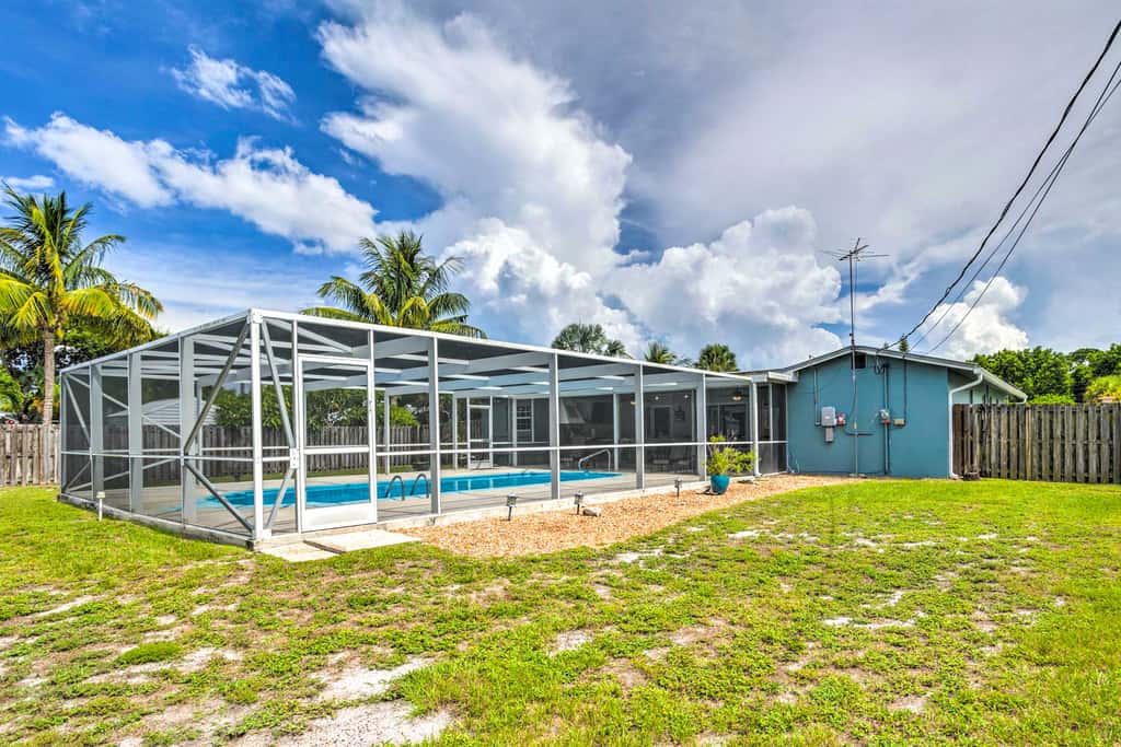 'Tropical Landing' Stuart Home w/ Pool + Grill!