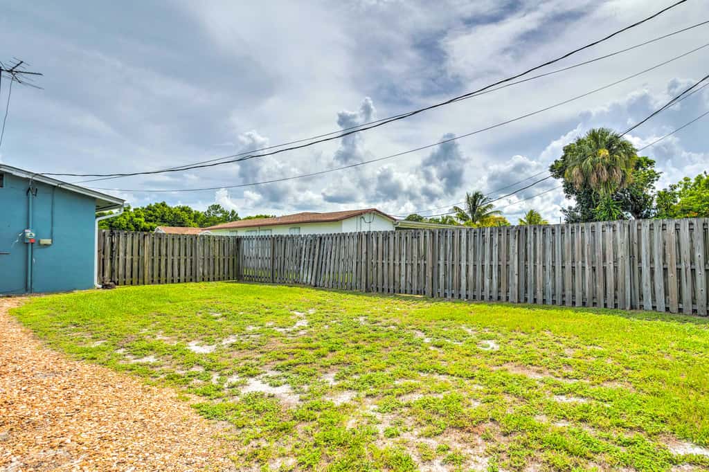 'Tropical Landing' Stuart Home w/ Pool + Grill!
