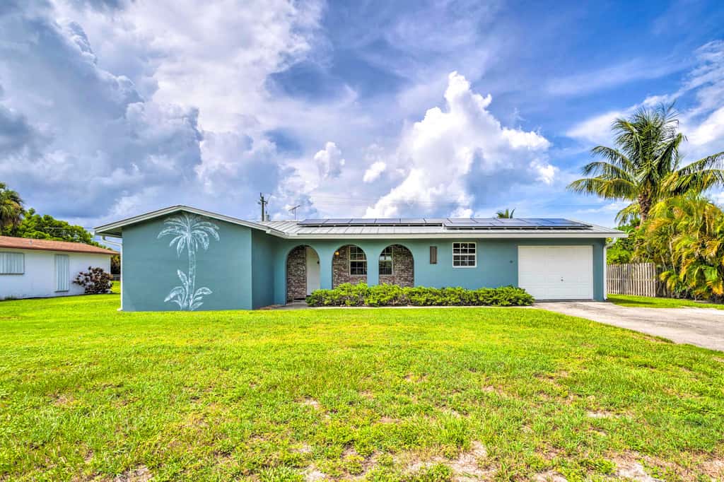 'Tropical Landing' Stuart Home w/ Pool + Grill!