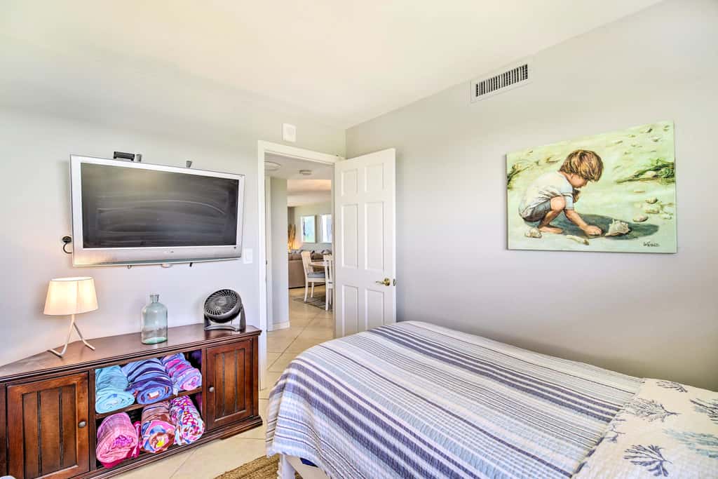 Lovely Fort Pierce Condo, Walk to Beach!