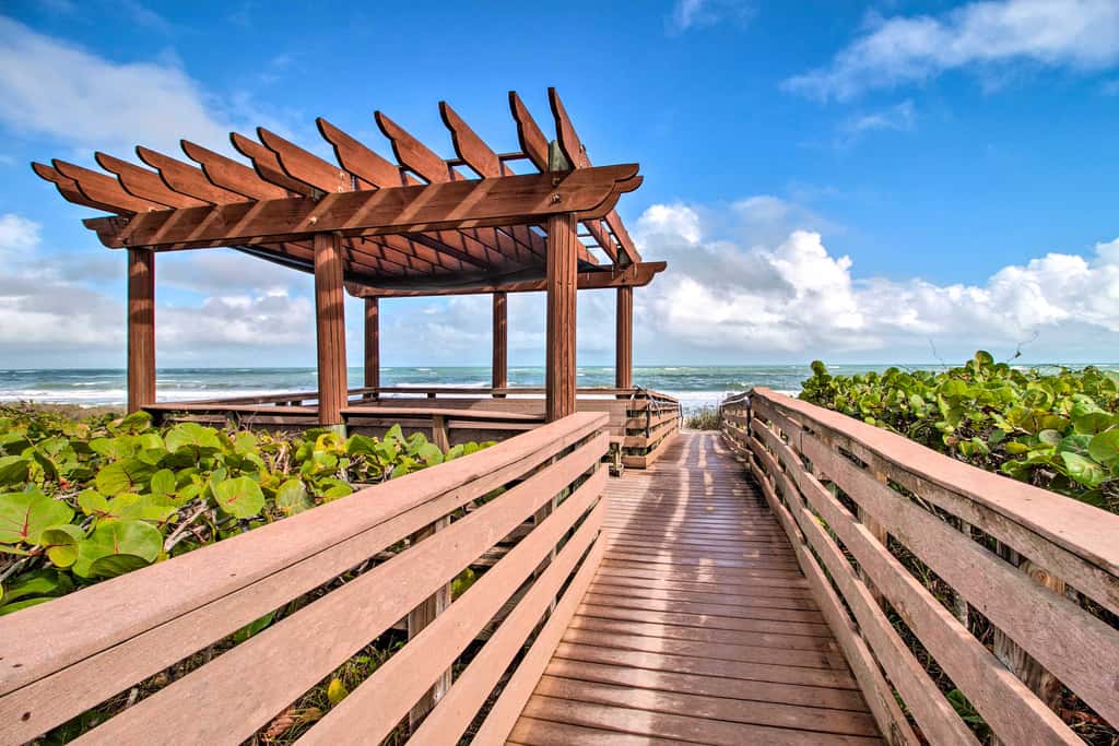 Lovely Fort Pierce Condo, Walk to Beach!