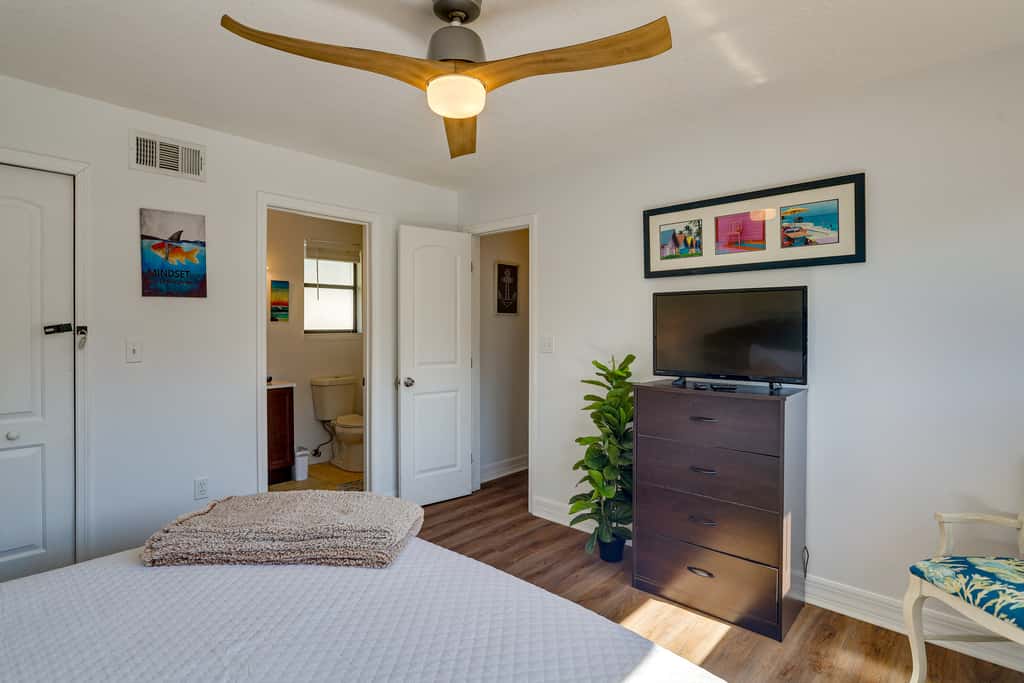 Breezy Cape Canaveral Townhome ~ 1 Mi to Beach!
