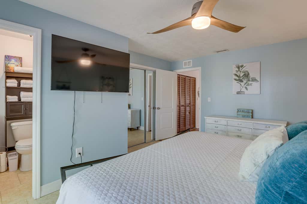Breezy Cape Canaveral Townhome ~ 1 Mi to Beach!