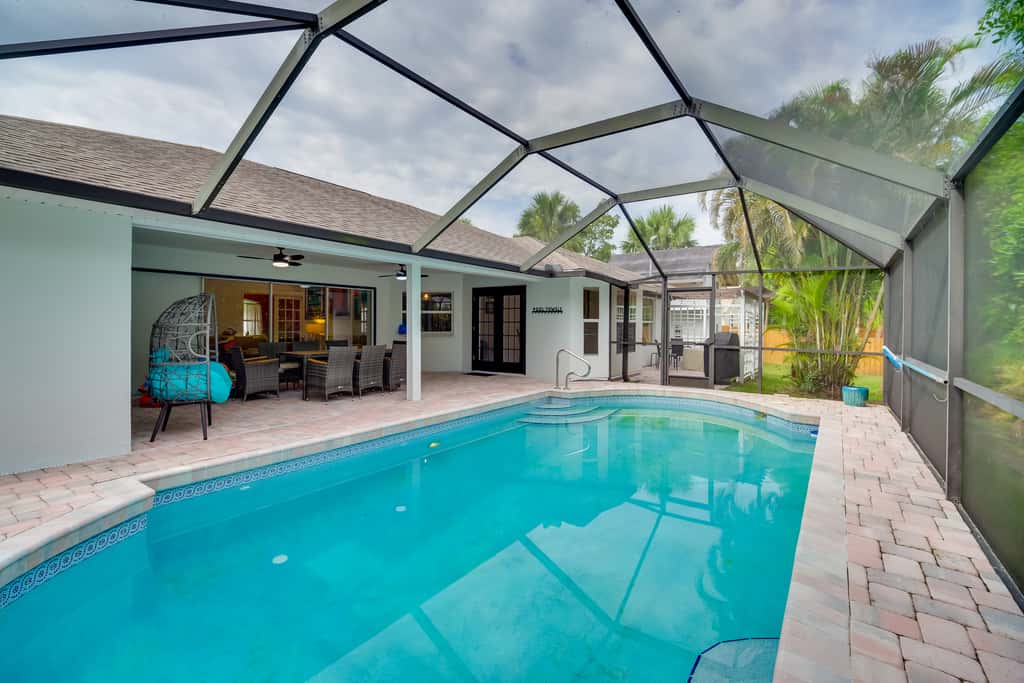 'Casa Blanco' Escape w/ Fire Pit in Sebastian!