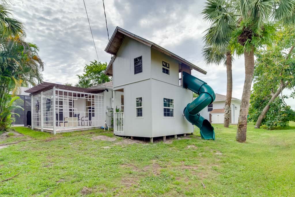 'Casa Blanco' Escape w/ Fire Pit in Sebastian!