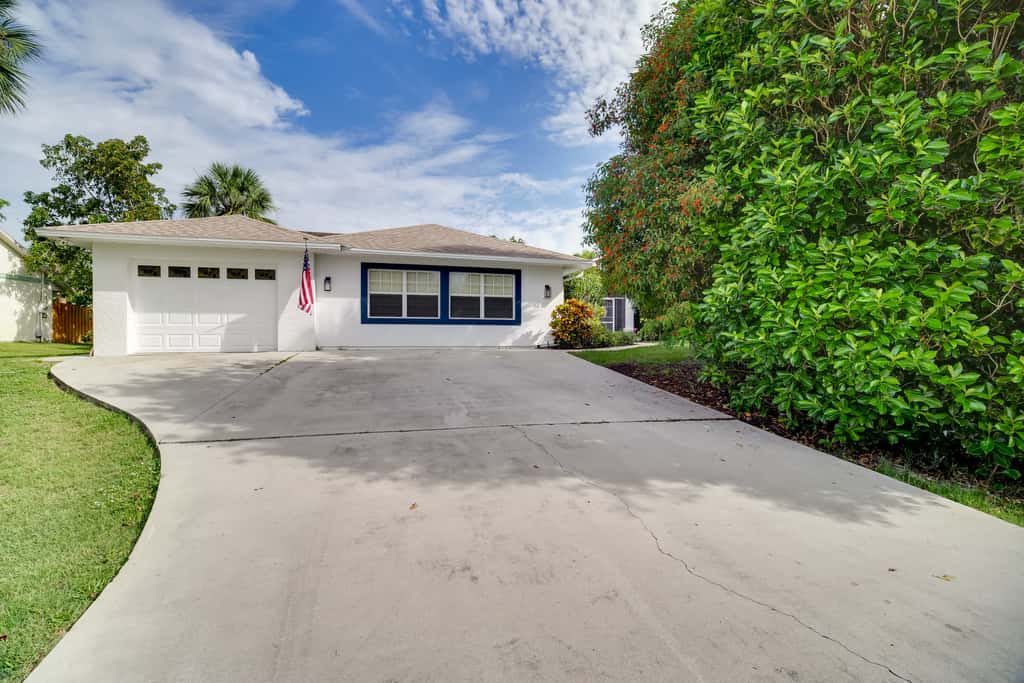 'Casa Blanco' Escape w/ Fire Pit in Sebastian!