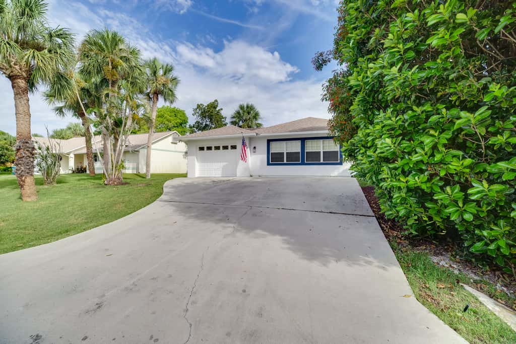 'Casa Blanco' Escape w/ Fire Pit in Sebastian!
