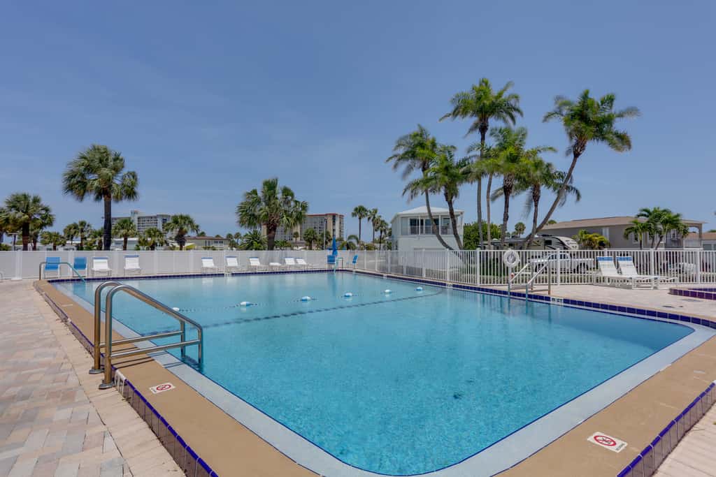 Pool Access, Walk to Beach! Cozy Jensen Beach Home