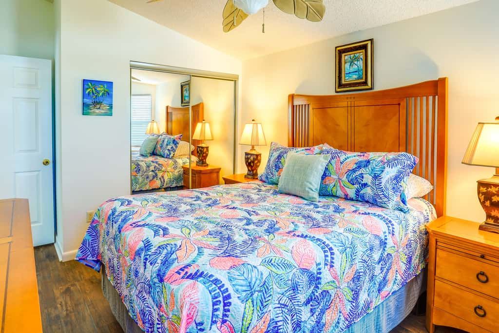 Pool Access, Walk to Beach! Cozy Jensen Beach Home