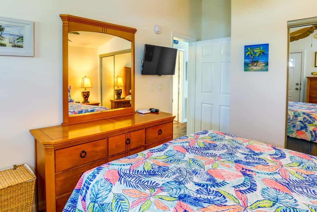Pool Access, Walk to Beach! Cozy Jensen Beach Home