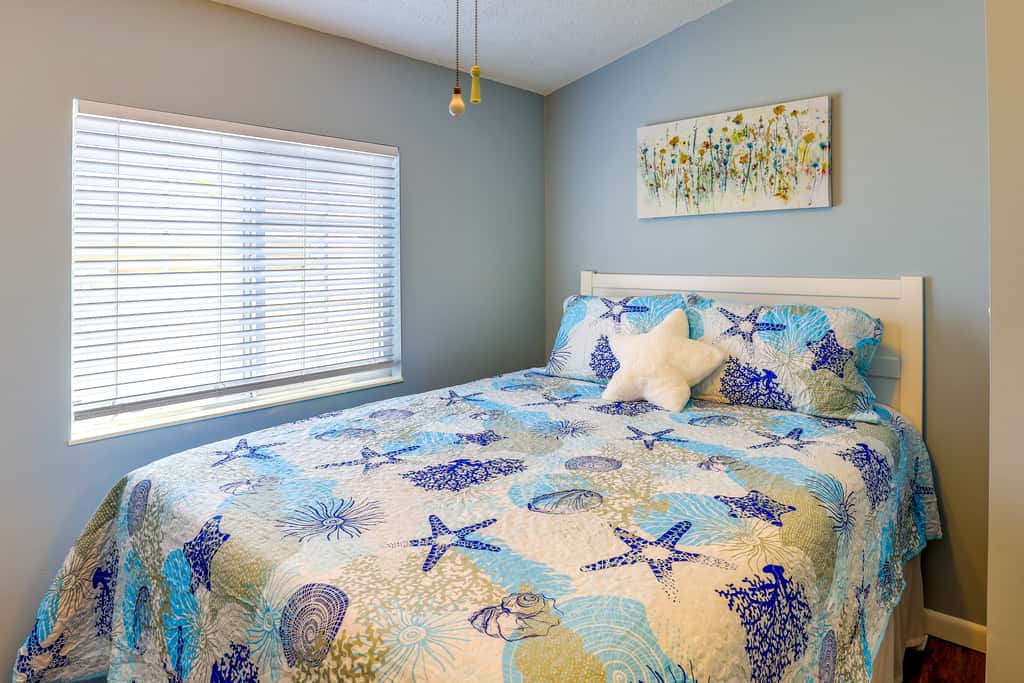 Pool Access, Walk to Beach! Cozy Jensen Beach Home