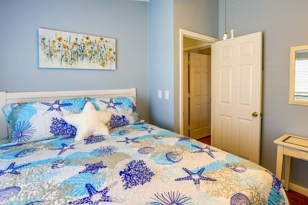 Pool Access, Walk to Beach! Cozy Jensen Beach Home