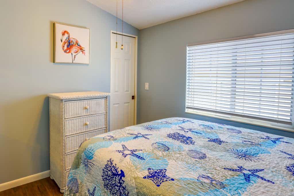Pool Access, Walk to Beach! Cozy Jensen Beach Home
