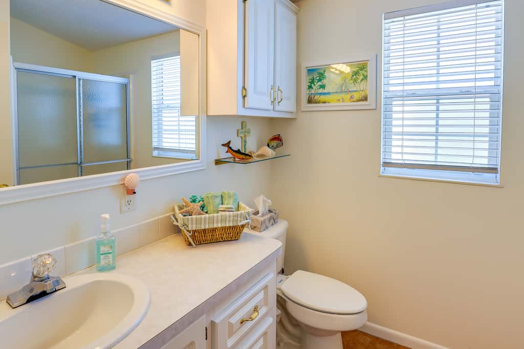 Pool Access, Walk to Beach! Cozy Jensen Beach Home