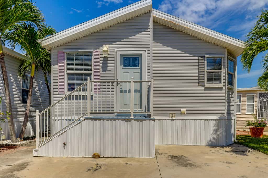 Pool Access, Walk to Beach! Cozy Jensen Beach Home