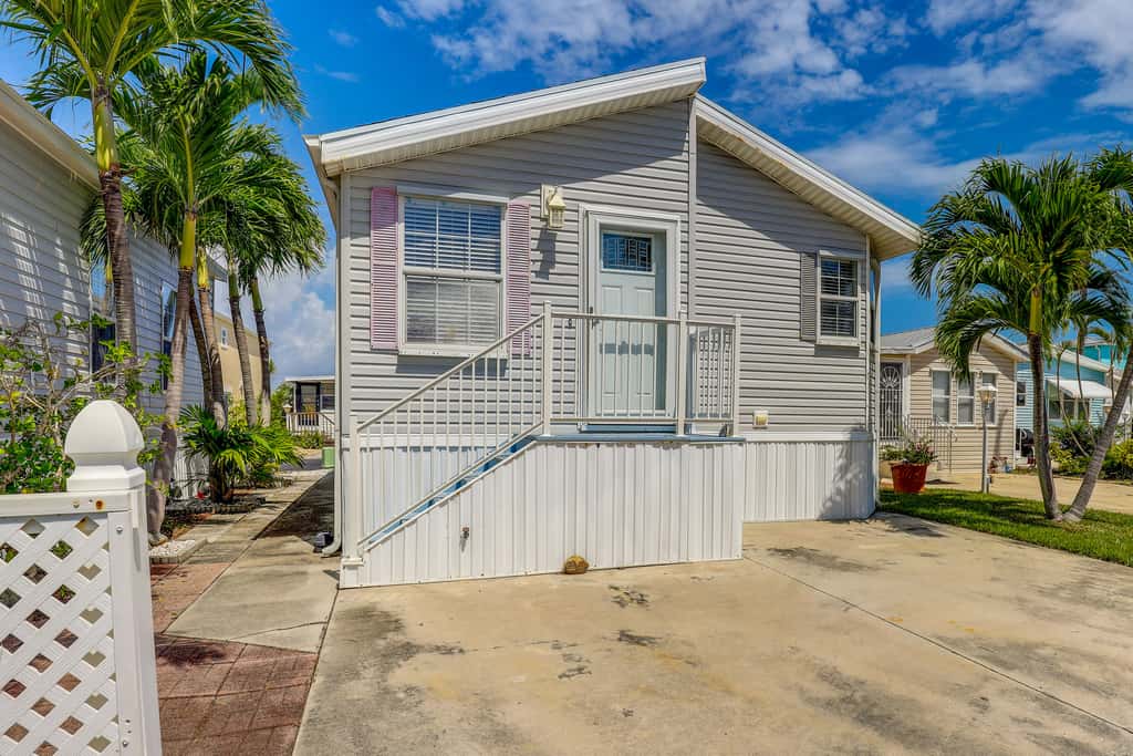 Pool Access, Walk to Beach! Cozy Jensen Beach Home