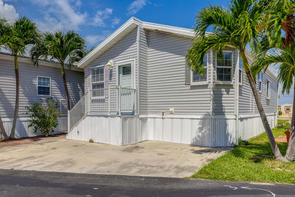 Pool Access, Walk to Beach! Cozy Jensen Beach Home